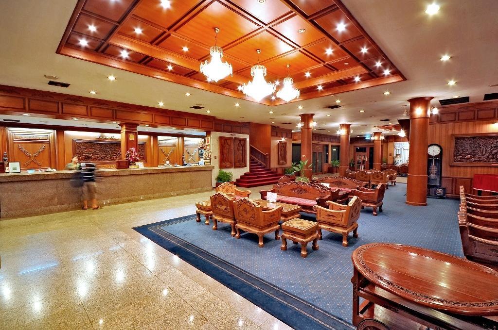 Maeyom Palace Hotel Phrae Exterior foto